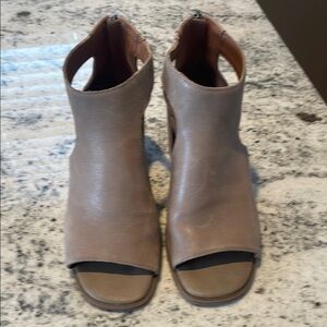 Tan Women's Open-Toe Sandals